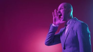 İndirim. Bağıran adam. Reklam ürünü. Etkileyici ofis çalışanı yüksek sesle el ele tutuşarak bağırıyor neon ışıklı pembe arka plan fotokopi alanı.