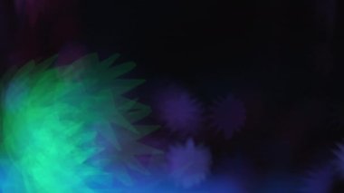 Bulanık neon parıltısı. Tropikal arka plan. Floresan yeşillik dokusu. Bokeh ışıltısı. Odaklanmamış mor renkli ışık, koyu siyah dekoratif soyut kaplama üzerinde yanıp sönen ışık hareketi.