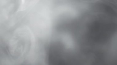 Duman tabakası. Bulanık parıltı. Sis akışı geçiş etkisi. Hava kirliliği. Siyah soyut arka planda odaklanmış beyaz buhar bulutu hareketi.