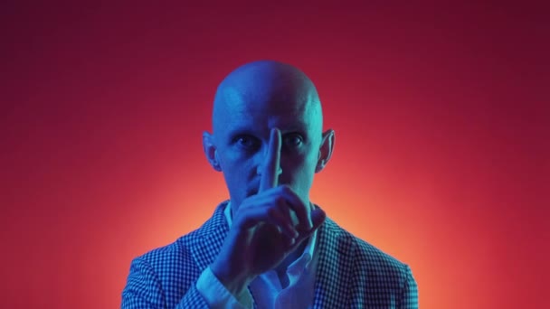 Udržuj Tajemství Záhadný Muž Neonový Světelný Portrét Divný Chlap Ukazující — Stock video