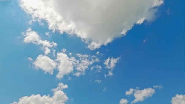 Небесная Магия Солнечная Погода Красота Озона Ясное Голубое Небо Белыми — стоковое видео