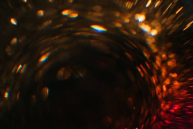 Bulanık kırmızı parlak noktalar. Bokeh ışıkları yandı. Karanlık soyut sanat arkaplanı.