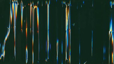 Arıza gürültüsü üst üste bindi. Eser dokusu. Hasarlı ekran. Mavi turuncu beyaz renk. Siyah soyut arkaplanda bozulma var..