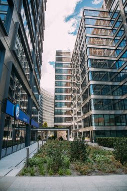 Varşova, Polonya - 27 Haziran 2022: Modern mimari. Sigorta servisi. Şehir merkezi. Gündüz vakti sigorta ve ilaç bölümü PZU 'nun yüksek binası.