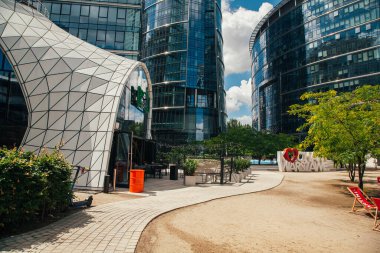 Varşova, Polonya - 22 Haziran 2022: yaratıcı restoran. Gelecekçi mimari. Modern şehir. Güneşli bir günde yüksek cam bina arka planında Baraboo Kafe..