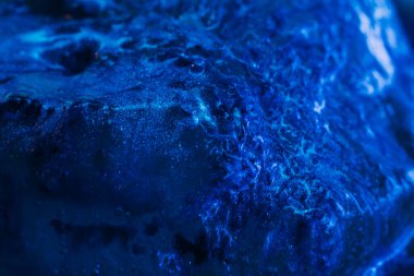 Soyut sanat eseri. Parlayan buz gibi kaya etkisi. Desenli çok renkli kaygan arkaplan