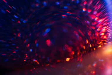 Mavi kırmızı Bokeh ışıkları. Bulanık parlak noktalar. Lens fişeği. Karanlık soyut girdap.
