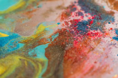 Yaratıcı sanat. Sıvı büyüsü. Boyama işlemi. Kırmızı mavi akarsu. Sıvı boya yüzüyor ve birbirine karışıyor..