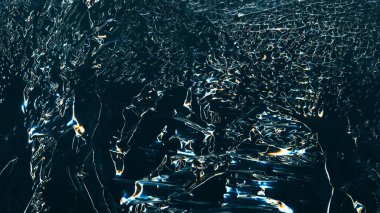 Kaba doku arka planı. Dalgalanma sesi. Kırışık plastik film. Mavi turuncu beyaz ışık, düz olmayan koyu siyah soyut çizim modern kaplamada bozulur..