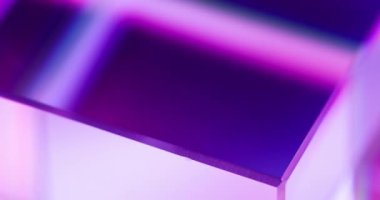 Neon ışığı geometrik arkaplan. Fütürist ışıltı. Odaklanmamış morötesi mor renkli LED parlaklık soyut metin kopyalama alanı. Kusursuz döngü dönüşü. RED Sinema Kamerasında Çekim.