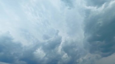 Sınırsız gökyüzü. Hava özgürlüğü. Ozon güzelliği. Bulutlu mavi gri cennet, beyaz kabarık bulutlar hızla uçuyor..