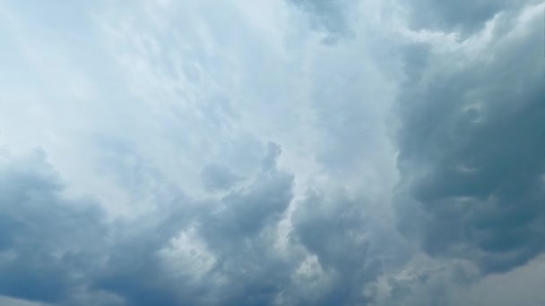 無限の空 空中の自由 オゾンの美しさ 曇った青灰色の天とともに白いふわふわの雲が飛んでいる時間の経過運動 — ストック動画