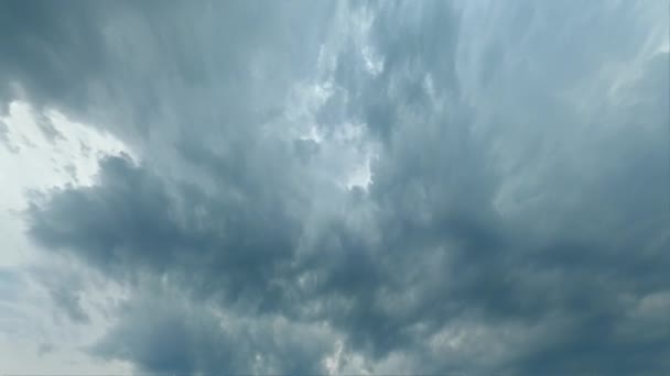 多云的天空 多变的天气 臭氧魔法 灰蒙蒙的蓬松浓密的云彩高高地在天空中飞舞 飞驰而过 — 图库视频影像