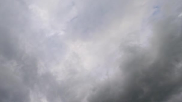 Een Regenachtige Lucht Vervelend Weer Natuur Rust Donkere Pluizige Wolken — Stockvideo