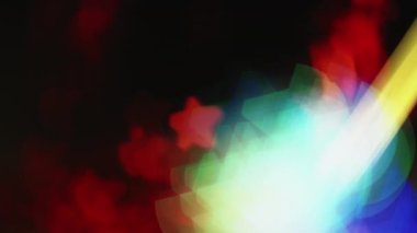 Işık parlaması üstüste biniyor. Neon yıldız dokusu. Gece benekleri parıldıyor. Odaklanmamış kırmızı mavi yeşil renk Bokeh parlak hareket koyu siyah soyut arkaplan.