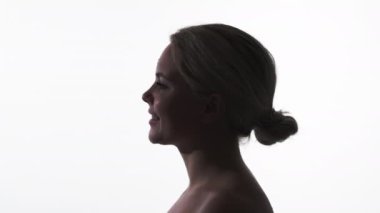 Manevi güzellik. Müzik gevşemesi. Keyif verici. Beyaz fotokopi arka planında izole edilmiş gülümseyen kadın yüzü dansının karanlık profil silueti.