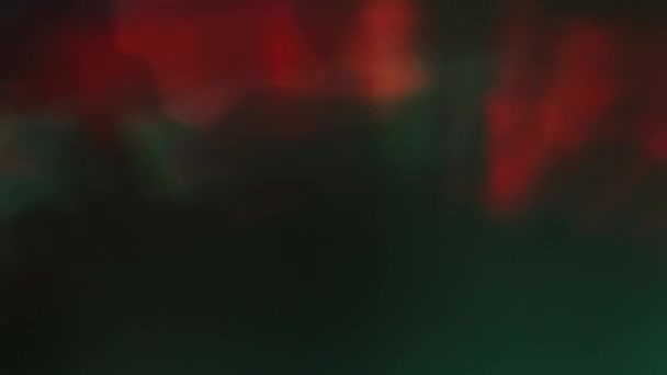 轻照明弹覆盖 Neon Bokeh发光 夜斑闪烁 暗黑色抽象背景下变色的红色绿光运动 — 图库视频影像