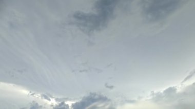 Bulutlu gökyüzü. Hayali bir atmosfer. Doğa cenneti. Yükseklik cenneti kaplayan hafif yoğun bulutlar ve güneş yavaş çekimde..