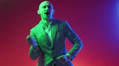 Mutlu bir hayat. Neşeli adam. Gece kulübü partisi. Kendine güveni tam bir ofis adamı. Pozitif duygularını ifade ediyor. Açık pembe arka planda dans ediyor..