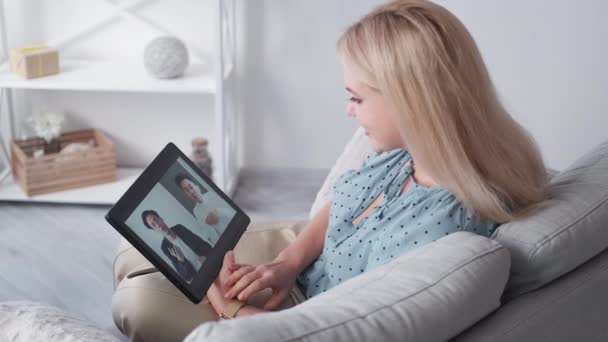 Online Schůzka Nenucená Žena Výměna Zkušeností Uvolněná Dáma Sedí Útulná — Stock video