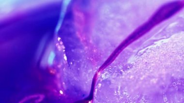 Küresel ısınma Eriyen menekşe buzlu makro shot. Kirli akan su etkisi. Yaratıcı arkaplan