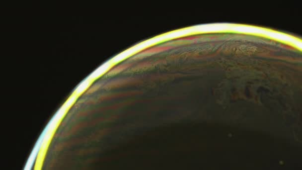 五彩缤纷的魔法泡泡艺术 肥皂的灵感 球体内的深绿色锯齿状斑块 内部漂浮着黄色的边框 背景为黑色 — 图库视频影像