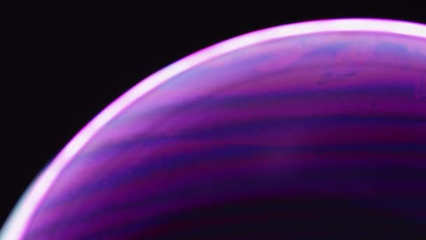 五颜六色的泡沫球状流体艺术 肥皂剧魔法蓝色紫色灯泡 漆面在黑色底色的白色线条内漂浮 — 图库视频影像