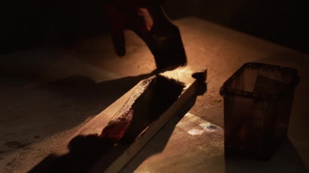 어두운 직장에서 페인트 표면에 바니시 프리머를칠 작업을 작업자들의 마무리 — 비디오