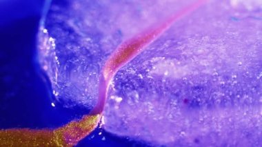 Donmuş toprak bakterisi. Eriyen buzullar. Kirli kırmızı su buzun içinden akıyor. Makro desen çekimi