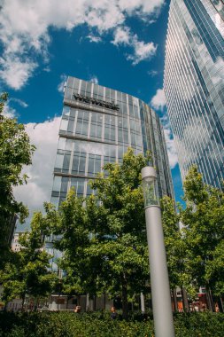 Varşova, Polonya - 27 Haziran 2022: iş mimarisi. Şehir merkezi. Şehir merkezi endüstrisi. Gündüz vakti modern yüksek camlı iş birliği Wework binası.