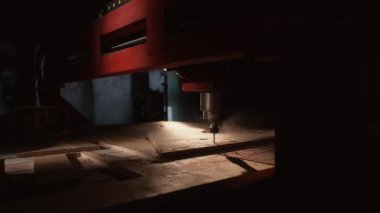 CNC ekipmanları. Joinery teknolojisi. Ahşap üretim süreci. Talaş yüzeyinde odun biçimi kesmek için matkap kullanan endüstriyel makine..
