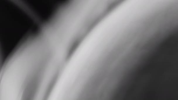 烟雾弥漫的灯泡扩散魔法 宏观射击 具有气态模糊分散作用的透明灰白色肥皂泡对黑色背景的影响 — 图库视频影像