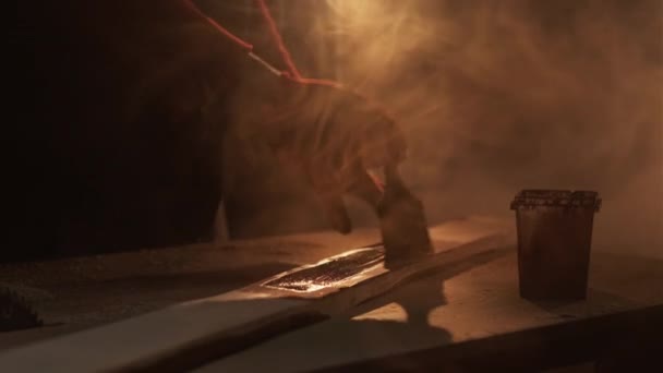 가라지 수없는 어두운 작업장에서 연기가 페인트 붓으로 밀랍을 보호하는 마무리 — 비디오