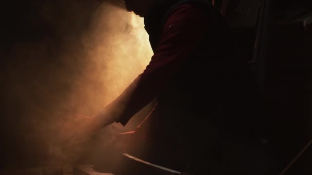 어두운 작업장에서 그림을 그리는 수공업자의 실루엣 — 비디오
