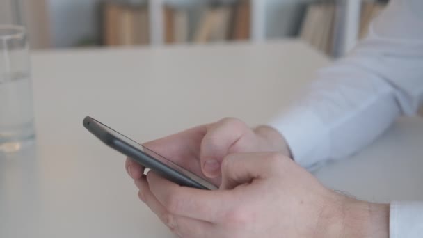 Mobilfunk Büromensch Arbeitsroutine Männliche Hände Tippen Smartphone Schreibtisch Hellen Raum — Stockvideo