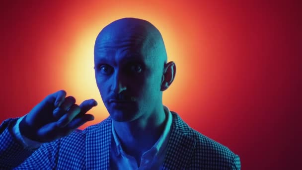 Schweigt Verschwörungstheoretiker Porträt Neonlicht Seltsamer Typ Mit Virtuellem Schlüsselbund Und — Stockvideo