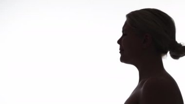 Öfke duygusu. Stres hüsranı. Sinir krizi. Karanlık profil silueti, memnuniyetsiz endişeli deli kadının beyaz fotokopi arkaplanında izole bir şekilde bağırması..