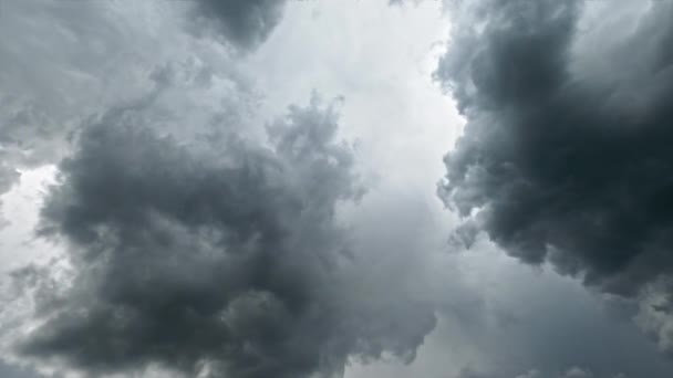 ほこりっぽい空だ 変わりやすい天気 空中展望 薄暗い灰色のふわふわの雲が謎の流れのように天国でバンチングスローモーション — ストック動画