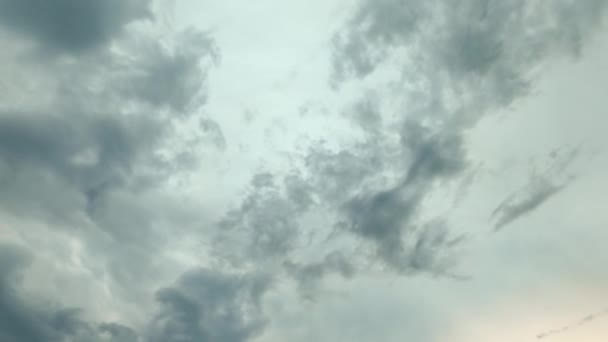 Bewolkte Lucht Regenachtig Weer Luchtfoto Stoffig Wit Grijs Pluizig Wolken — Stockvideo