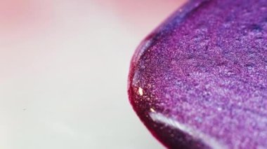 Akan boya sanatı. Soyut simler hareket ediyor. Renkli boya arka planı. Mor pembe renk hareketi.