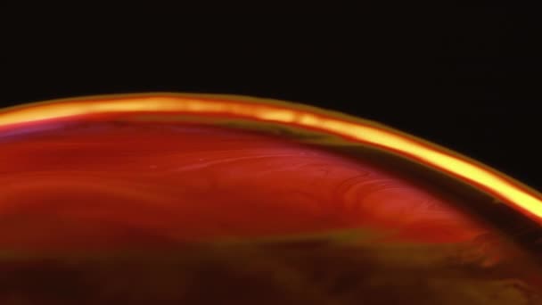 Rote Blase Seifenkunst Makrowelt Helle Glühbirnenkugel Mit Farbenfroher Flüssigkeit Die — Stockvideo