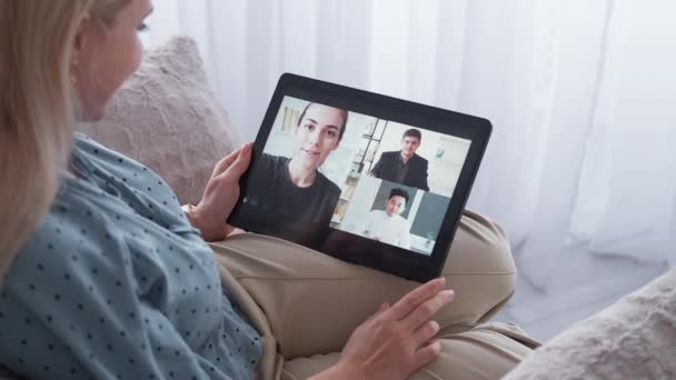 Reunião Online Amigos Virtuais Troca Experiências Mulher Relaxada Sentado Sofá — Vídeo de Stock