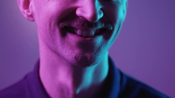 Šťastný Život Radostný Muž Neonový Světelný Portrét Nerozpoznatelný Upřímně Usmívající — Stock video