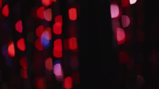 반짝반짝 적갈색 네온붉은 색둥근 플라이커는 암흑색의 추상적 위에서 빛난다 — 비디오