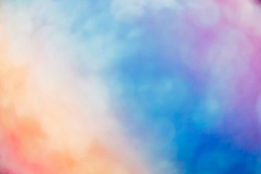 Renkli bokeh parıltısı. İşaret fişeği. Bulanık gökkuşağı parlaklığı. Odaklanmamış turuncu mor gradyan parçacıkları soyut kopya alanı arka planında parıldıyor.
