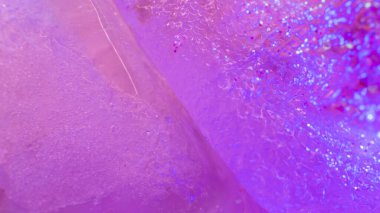 Donmuş toprak bakterisi. Eriyen buzullar. Işıl ışıl aşılanmış yaratıcı buz arkaplanı. Makro desen çekimi