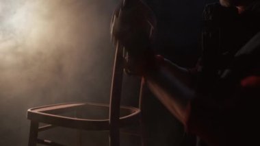 Mobilya tadilatı. Erkek hobisi. Yeni ahşap işleri. Marangoz ahşap sandalyeyi zımpara kağıdıyla zımparalıyor..