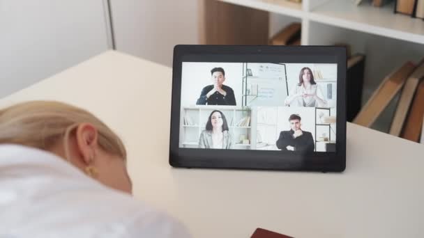 在线会议 睡梦中的女人视频会议 无法辨认的女人把头靠在桌子上 在室内的平板电脑上进行虚拟连接 — 图库视频影像
