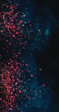 Bokeh kıvılcım saçıyor. Parçacık arkaplanı. Havai fişek parıltısı. Odaklanmamış mavi renkli bulanık daireler koyu soyut dokuda hareket eder. Dikey video. RED Sinema Kamerasında Çekim.