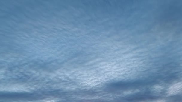 无限的天空 空中自由 自然之美清澈的蓝天 白云渐入漆黑的夜色 转瞬即逝 — 图库视频影像
